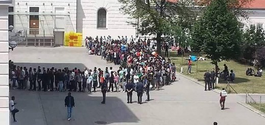 Essensausgabe in Traiskirchen (Bild: Anonym, Vice)